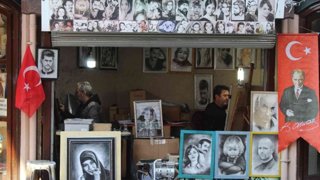 Gençler önce sipariş veriyor, sevgililerinden ayrılınca ressamı engelliyor