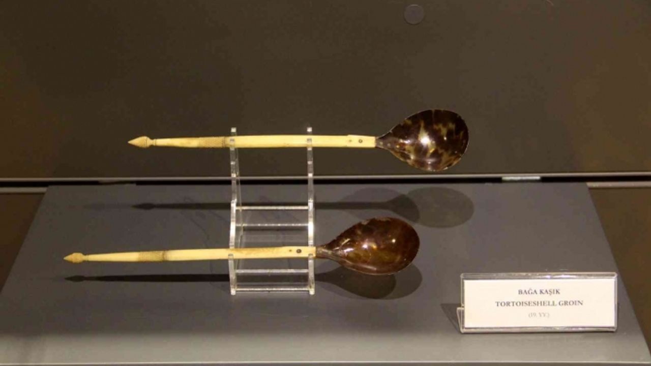 Sadece müzelerde rastlanılabilen bu kaşıklar kaplumbağa kabuğundan yapılıyordu