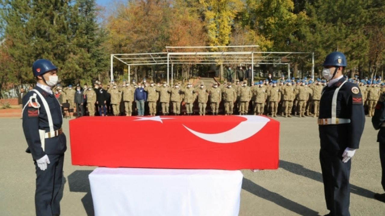 Tunceli'de halı sahada kalp krizi sonucu vefat eden asker için tören düzenlendi