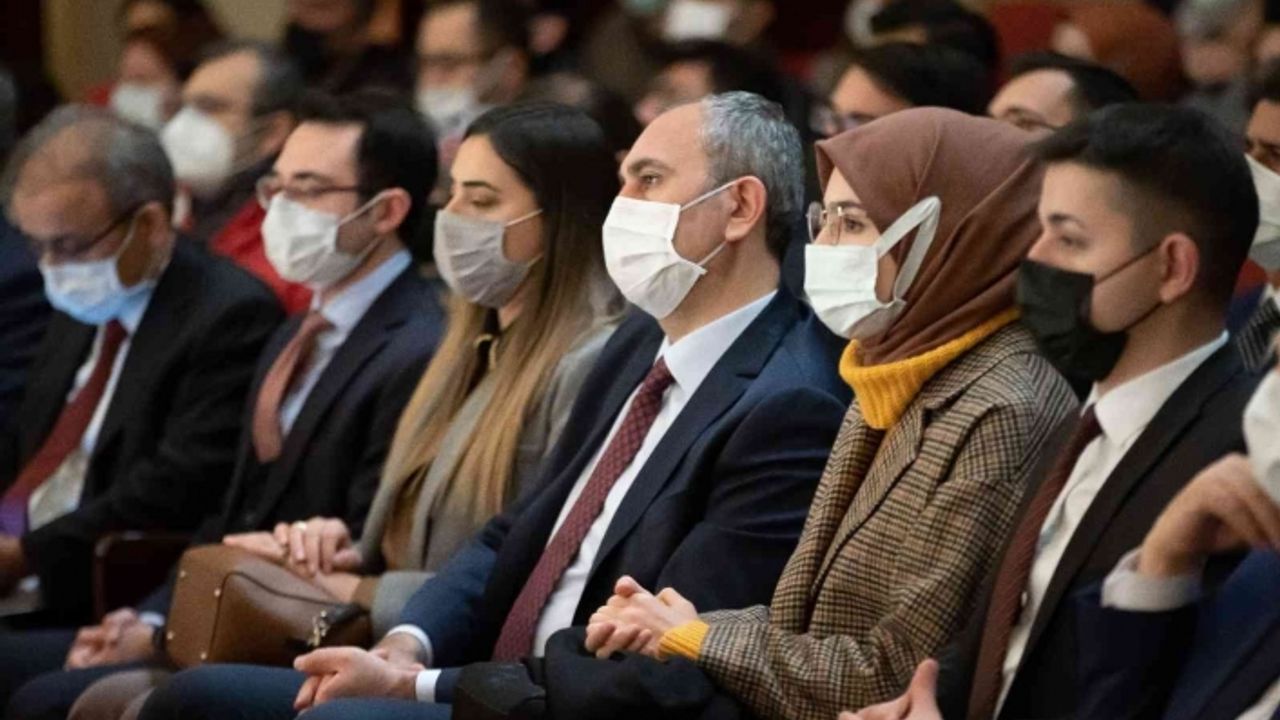 Bakan Gül, hakim ve savcı adaylarıyla ‘Reis Bey’ isimli tiyatro oyununu izledi