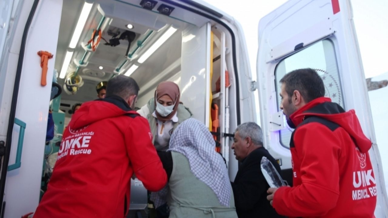 Yolu kardan kapanan köyde zehirlenen anne ve 5 çocuğuna paletli ambulansla ulaşıldı