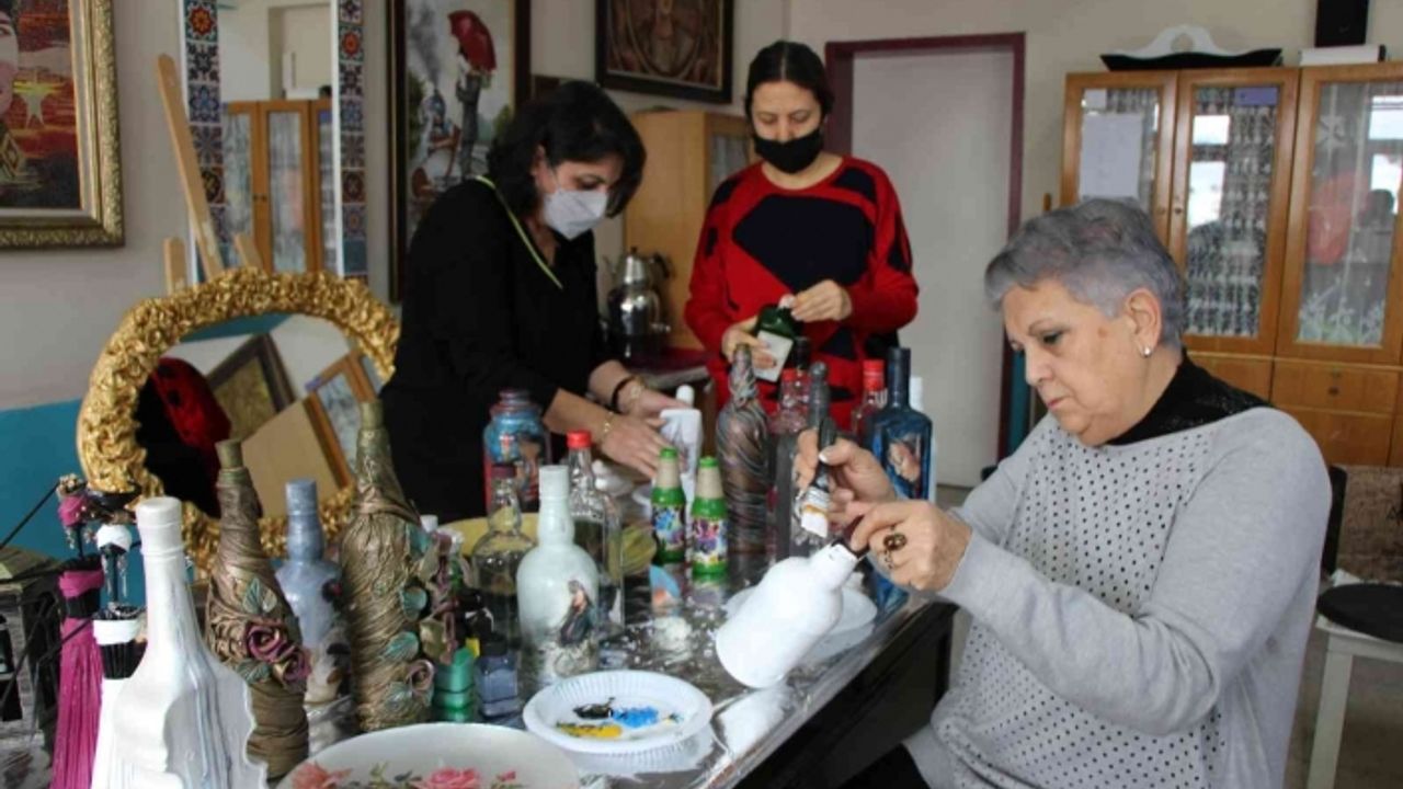 Atık şişeler kadınların elinde sanat eserine ve terapiye dönüştü