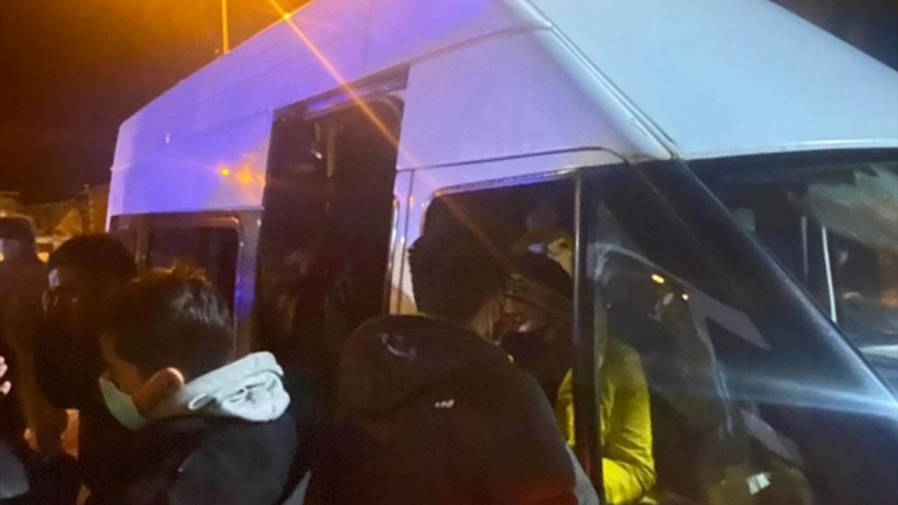 Bitlis'te 8 araçta 122 düzensiz göçmen yakalandı