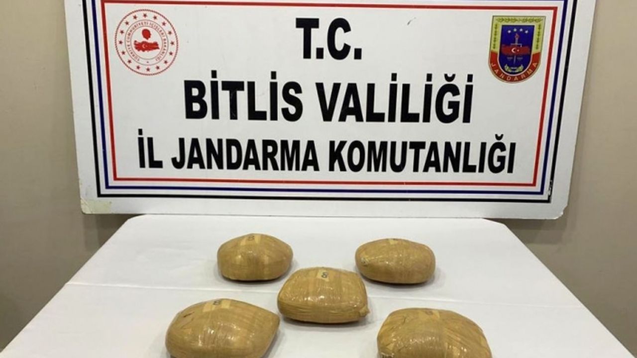 Bitlis'te yolcu otobüsünde 5 kilo 200 gram esrar bulundu