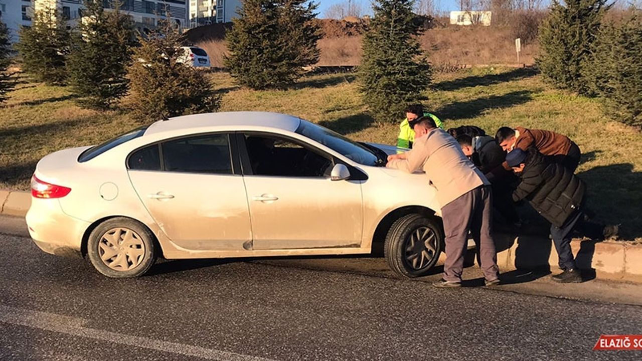Edirne'de Yollardaki Buzlanma Kazaları Da Beraberinde Getirdi 