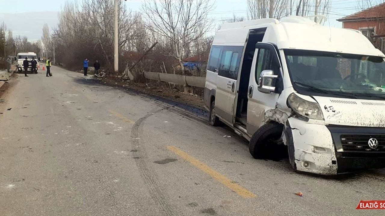 Konya'da Öğrenci Servisi İle Otomobil Çarpıştı: 14 Yaralı  