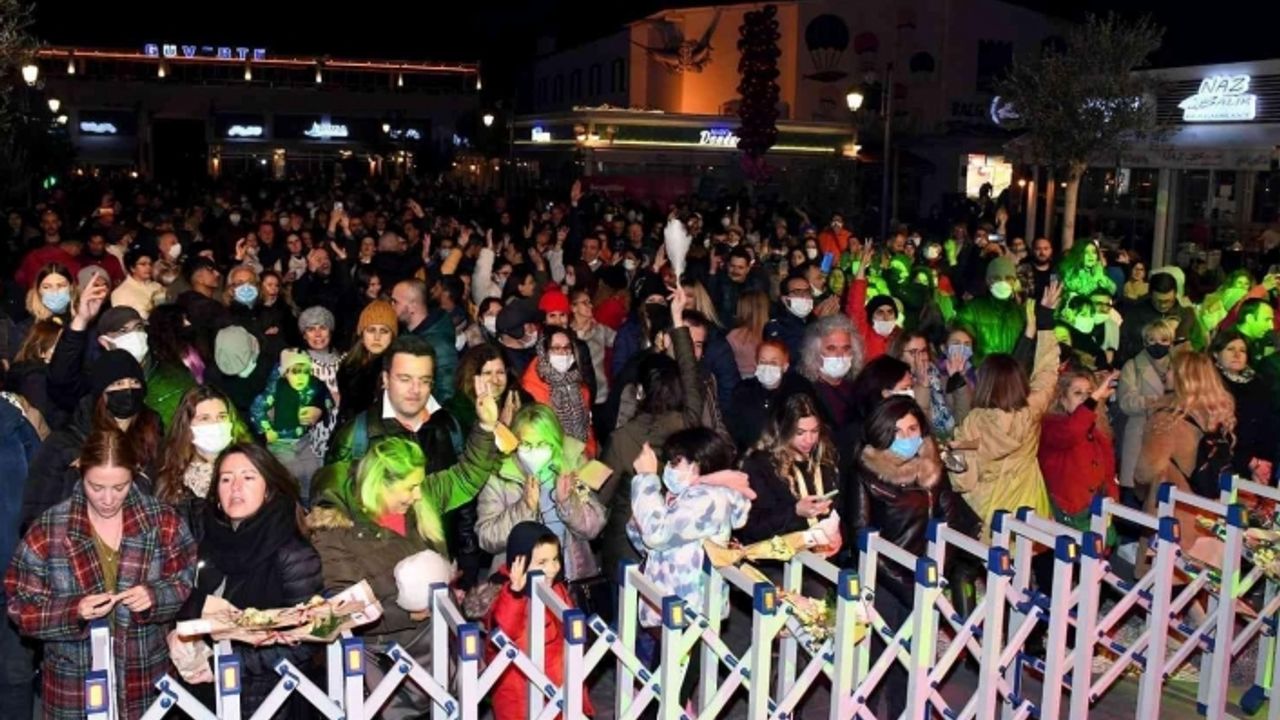 Kusadalılar sevgililer gününü Ayhan Sicimoglu ve Latin all stars ile kutladı