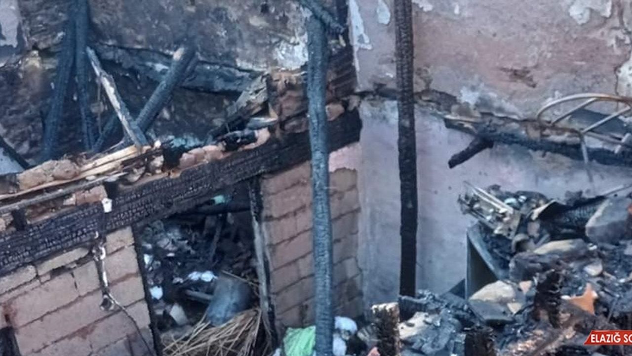 Manisa'da Yangın Bir Evi Kül Etti  