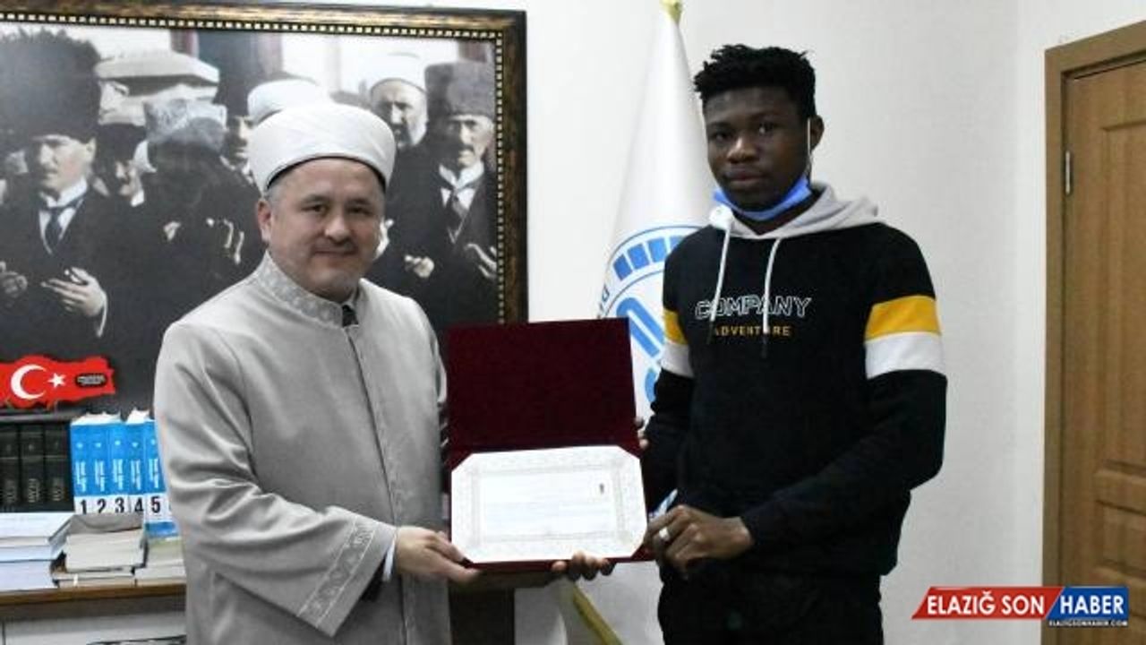 Müslüman arkadaşlarından etkilenerek İslamiyet'i seçti