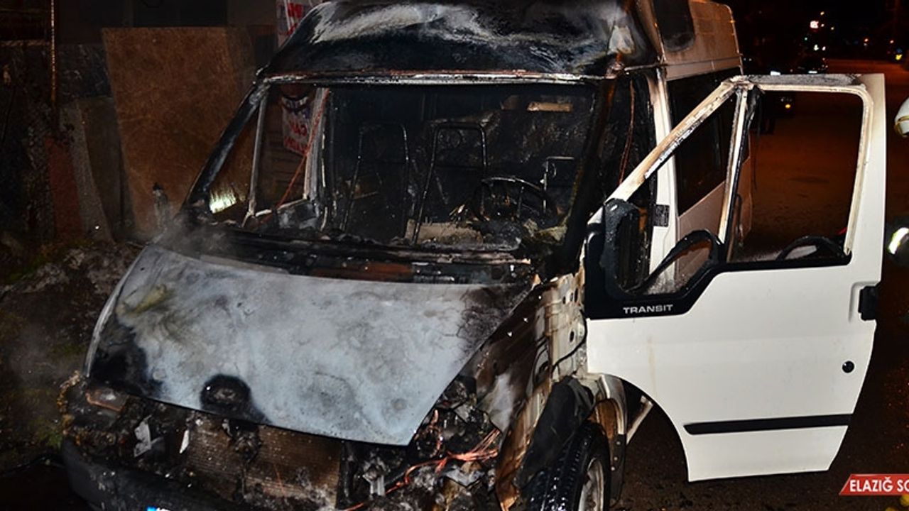 Park Halindeyken Yanan Minibüs Kullanılamaz Hale Geldi