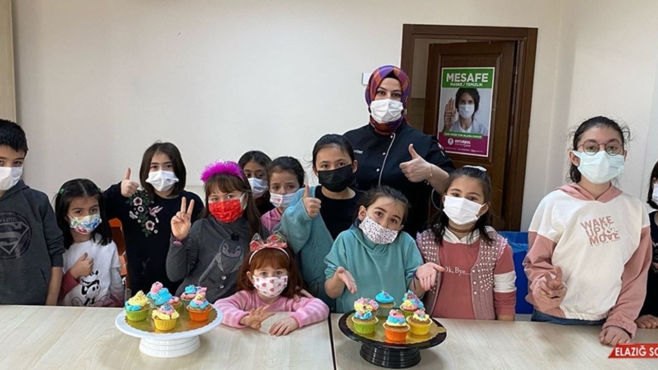 Pursaklar’da Gazeteler Minik Ellerde Sanata Dönüşüyor 