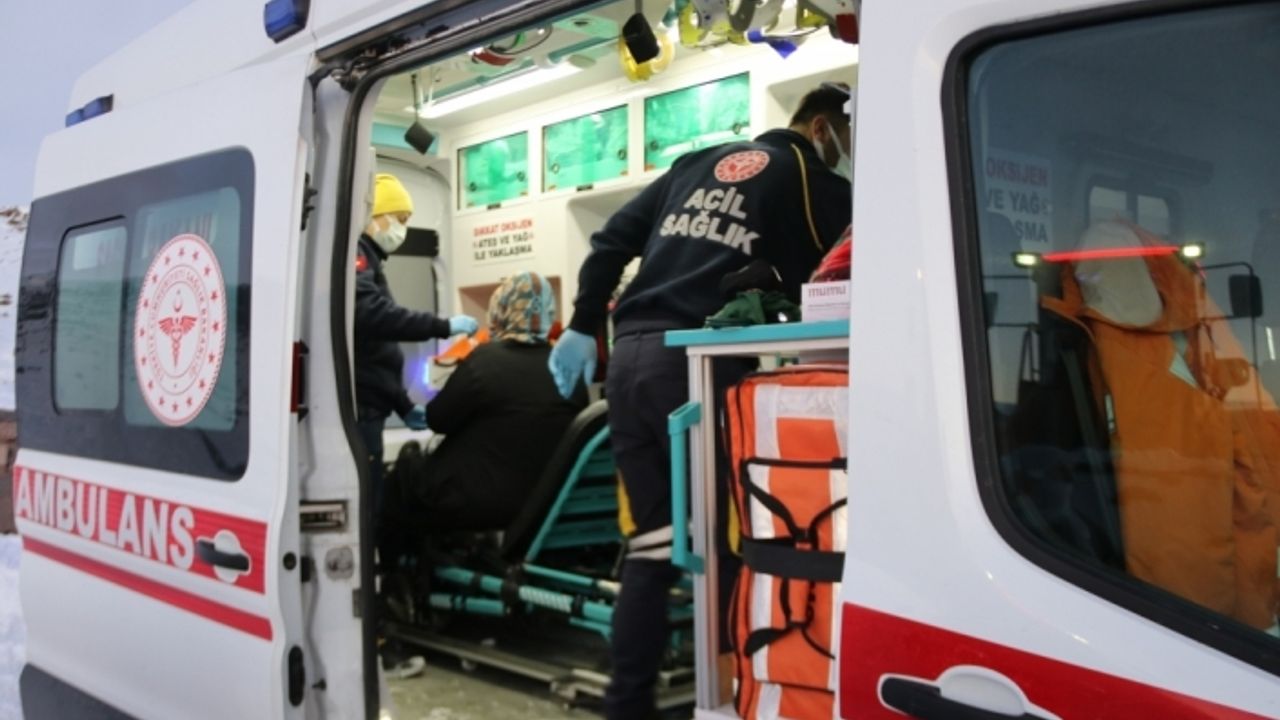 Van'da yolu kapalı mahalledeki hamile 4 saatte hastaneye ulaştırıldı