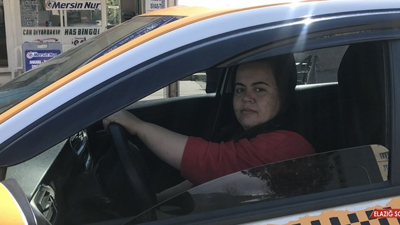 Bozyazı'nın İlk ve Tek Kadın Taksi Şoförü, Müşterilerin İlgi Odağı Oldu
