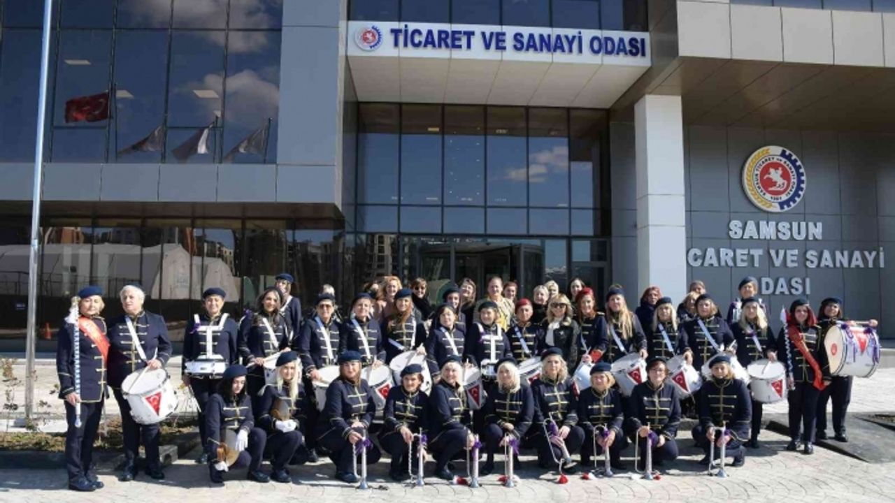 Cumhuriyet Kadınları Bandosu sevgi, kardeşlik ve barış için çaldı