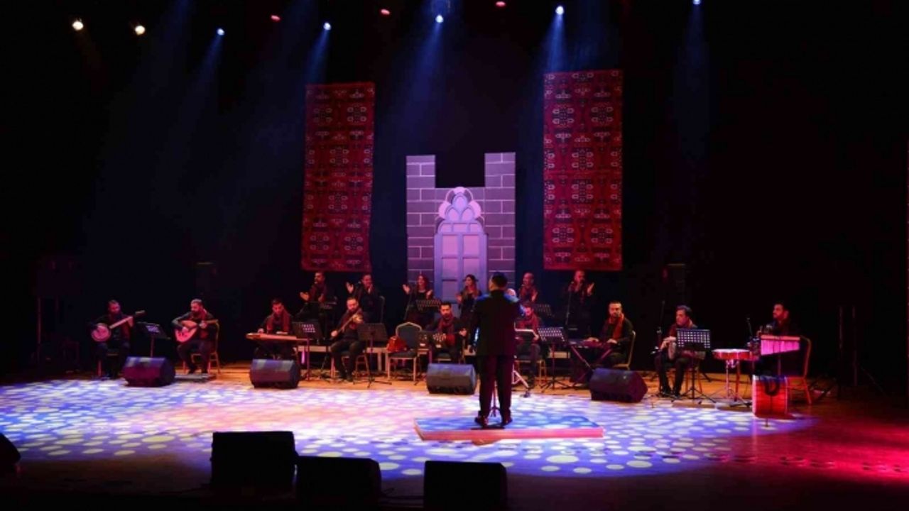 Diyarbakırlılar Eyvan Grubu ve Elazığ Çayda Çıra Topluluğu kardeşlik konserinde eğlendi