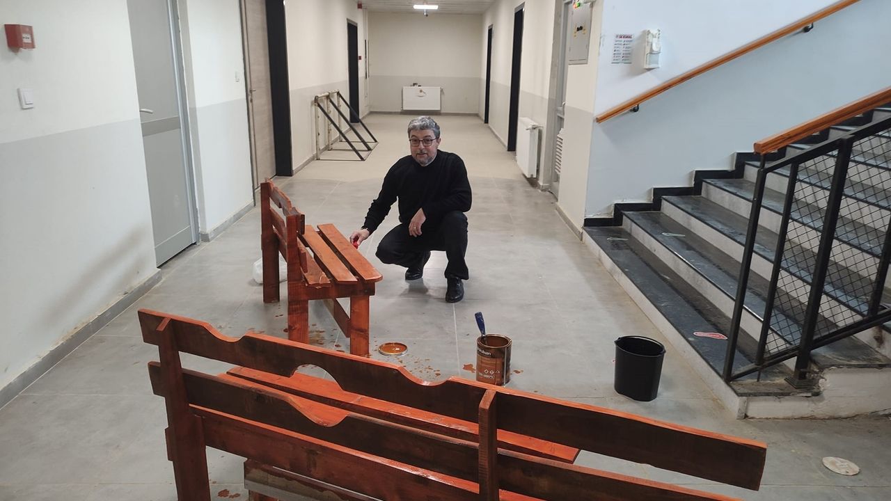 Okul Müdürü, Çocuklar İçin Kitap Okuma Köşesi Oluşturdu