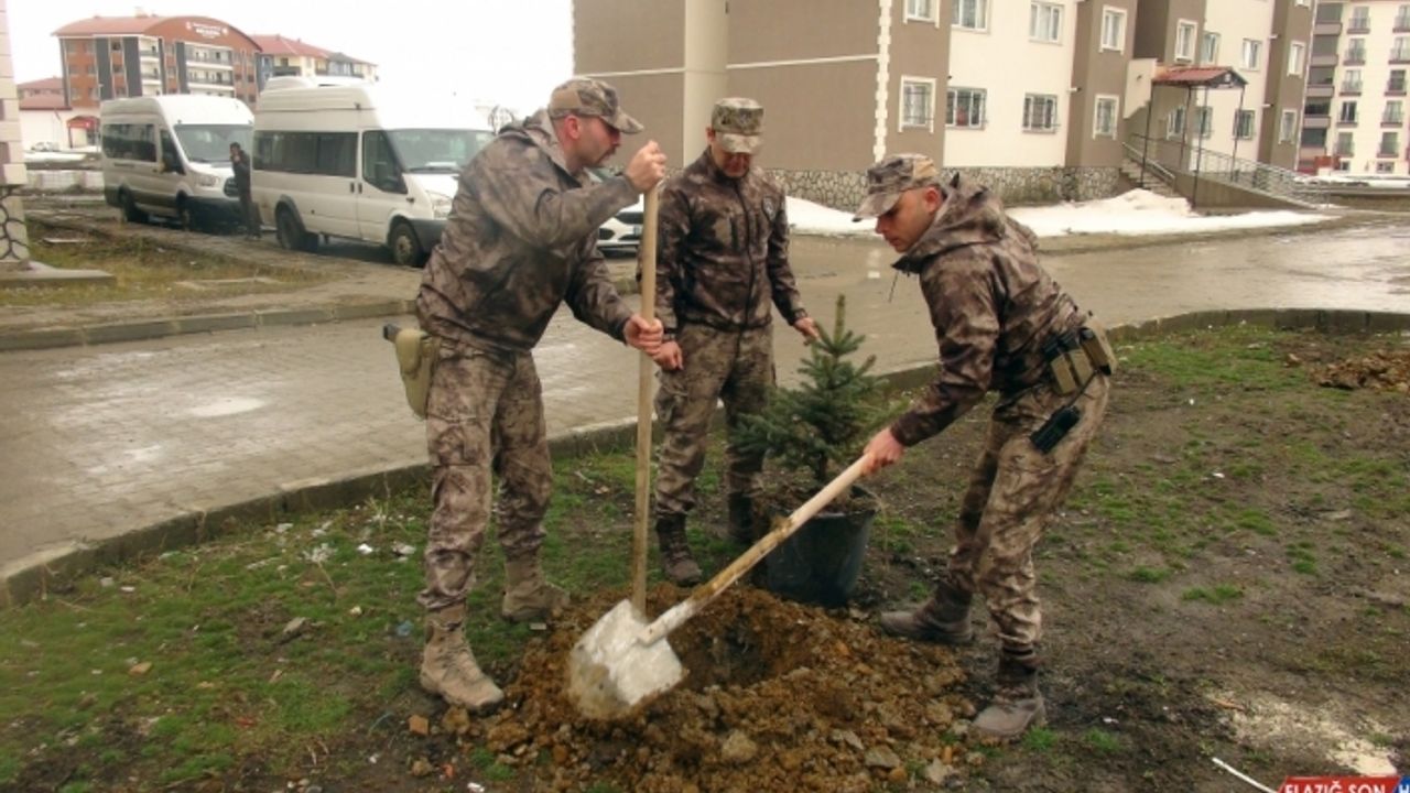 Ağrı'da polisler özel çocukları ziyaret edip hediye dağıttı