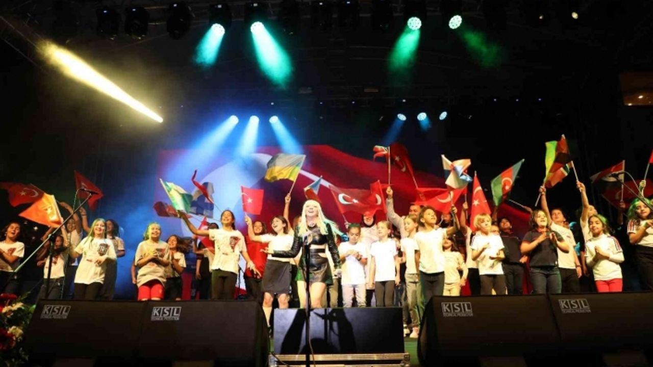 Alanya’da 23 Nisan kutlamaları Ece Seçkin konseriyle son buldu