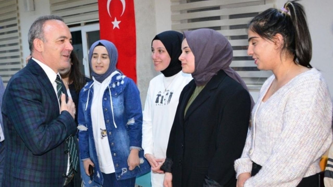Ardahan Valisi Öner, üniversiteli kız öğrencilerle iftar yaptı