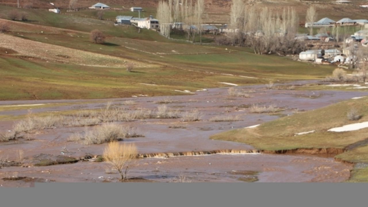Bingöl'de Perisu Çayı'nın taşması sonucu ahır ve bahçeleri su bastı