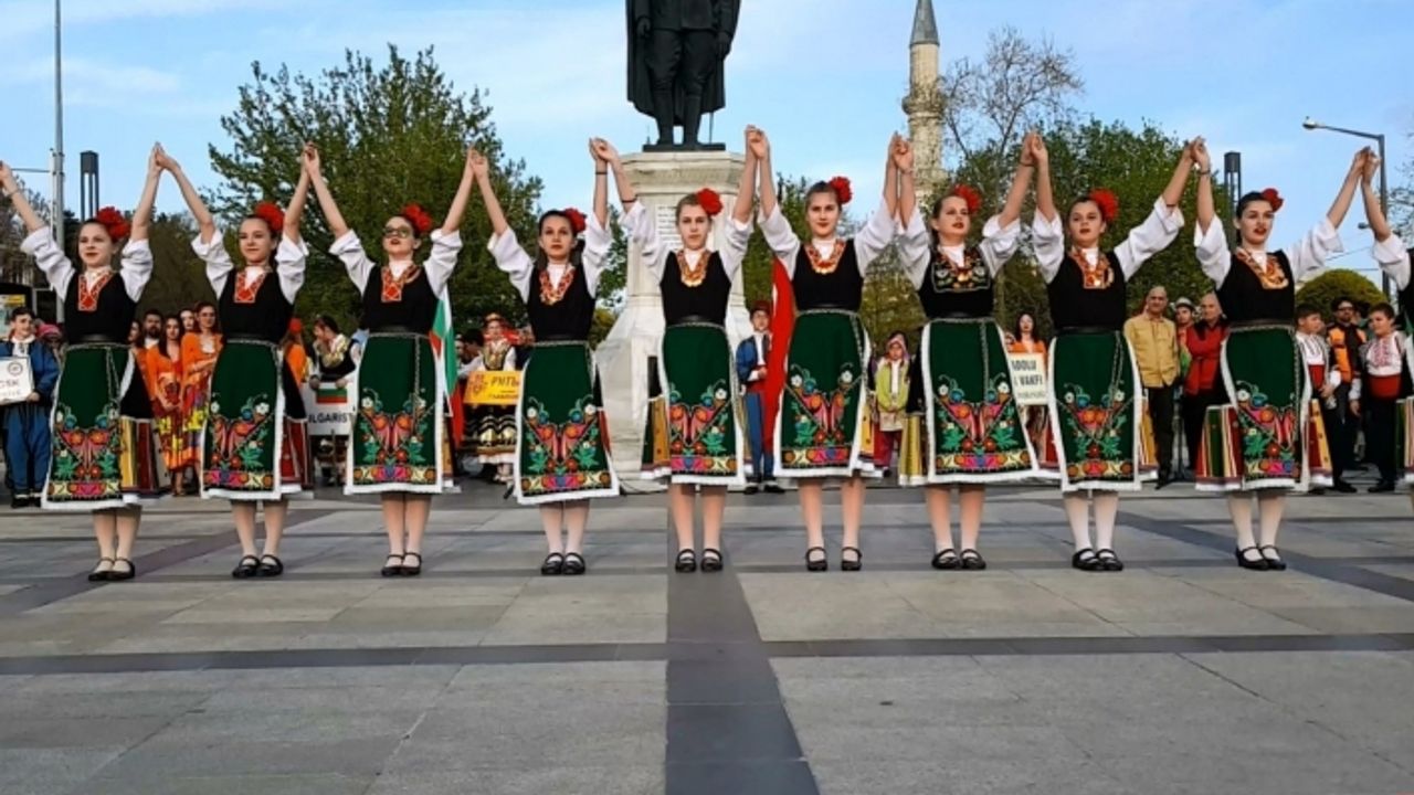 Bulgar folklor ekibi ve vatandaşlar Edirne’de Ankara havası oynadı
