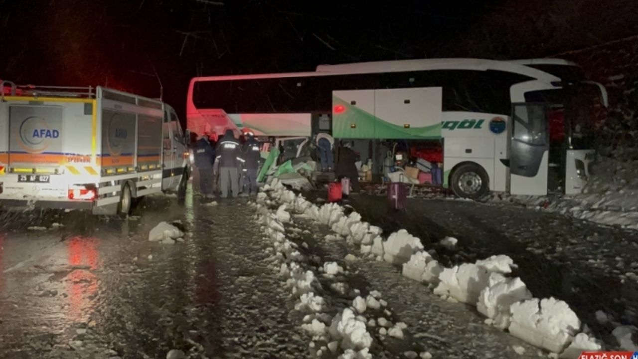 Erzurum'da buzlu yolda kayan yolcu otobüsü istinat duvarına çarptı