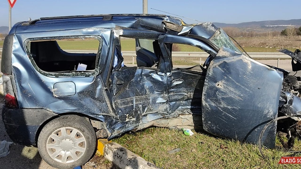 Hafif Ticari Araçla Cip Çarpıştı: 4 Yaralı