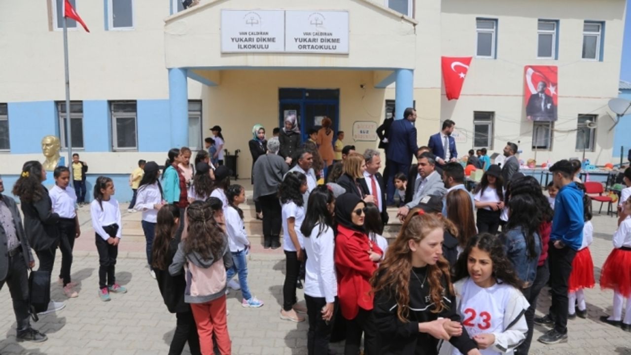 Hayırsever kadın İran sınırındaki okula bilgisayar laboratuvarı kurdu