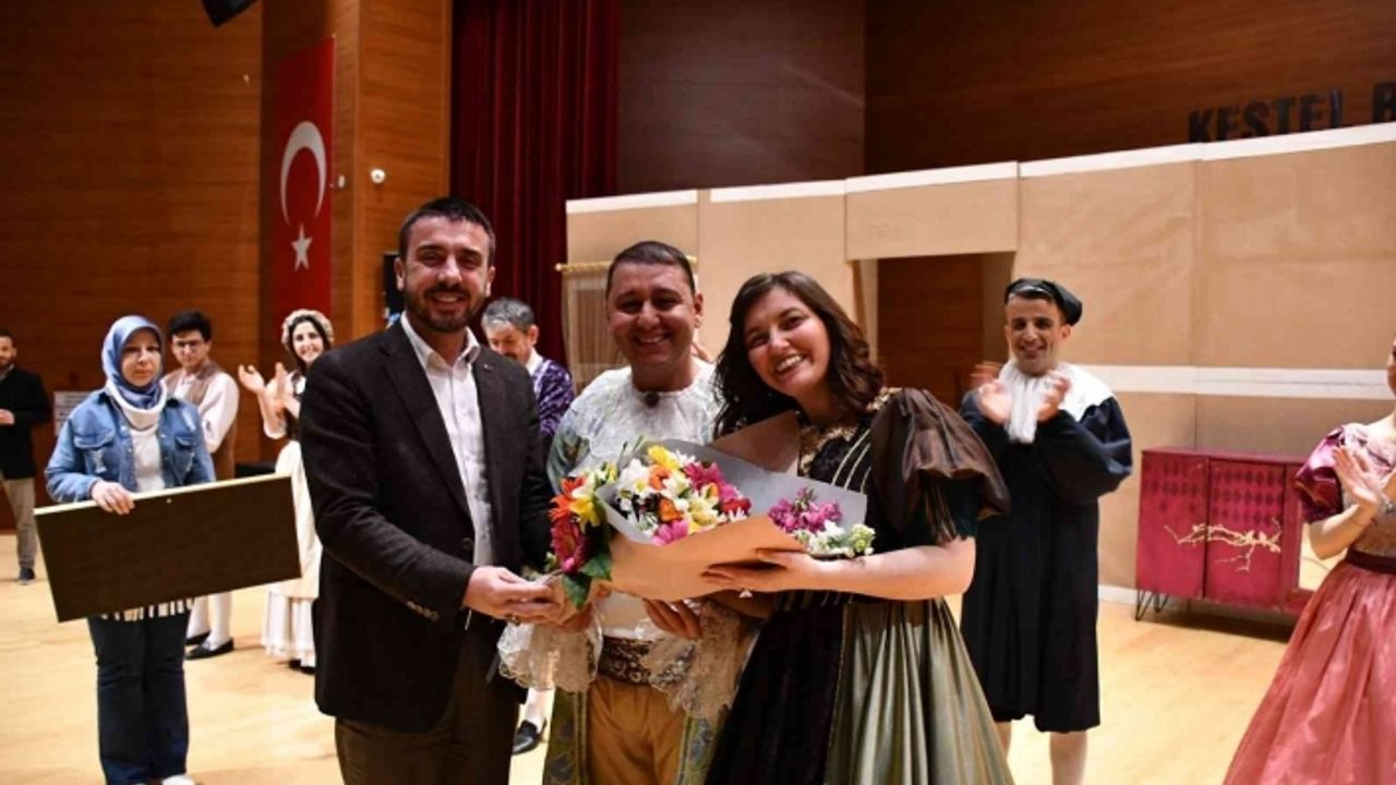 İnegöl Belediyesi Şehir Tiyatrosu Kestel Tiyatro Festivali’nde sahne aldı