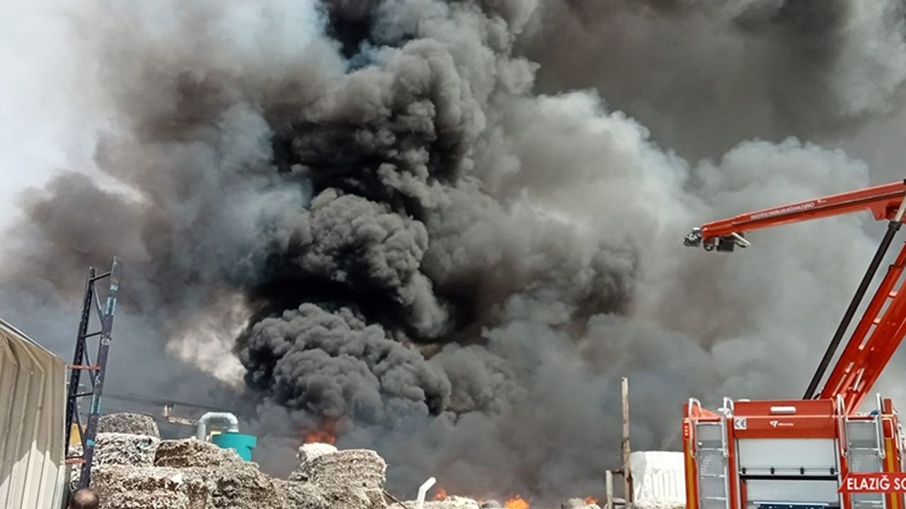 İzmir'de Geri Dönüşüm Tesisinde Büyük Yangın