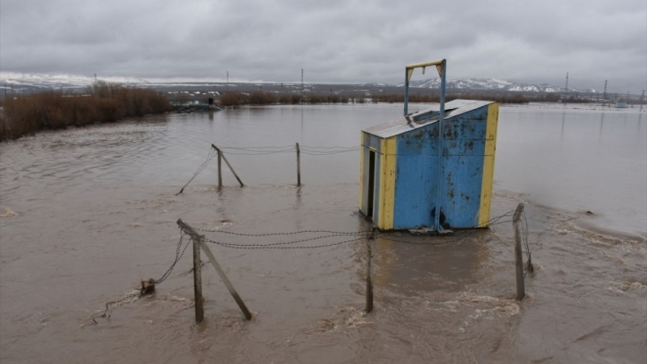 Kars çayı taşınca bazı ev ve tarım arazilerini su bastı