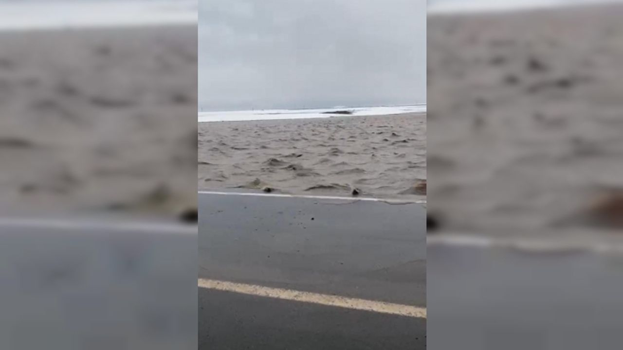 Kars'ta eriyen kar suları nedeniyle 2 kara yolu ulaşıma kapatıldı