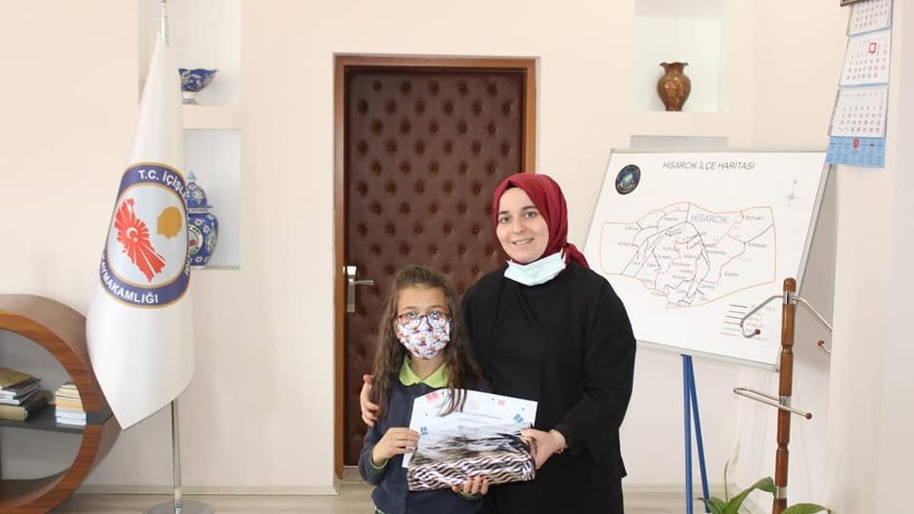 Kaymakam Özay, Dereceye Giren Öğrencileri Ödüllendirdi  