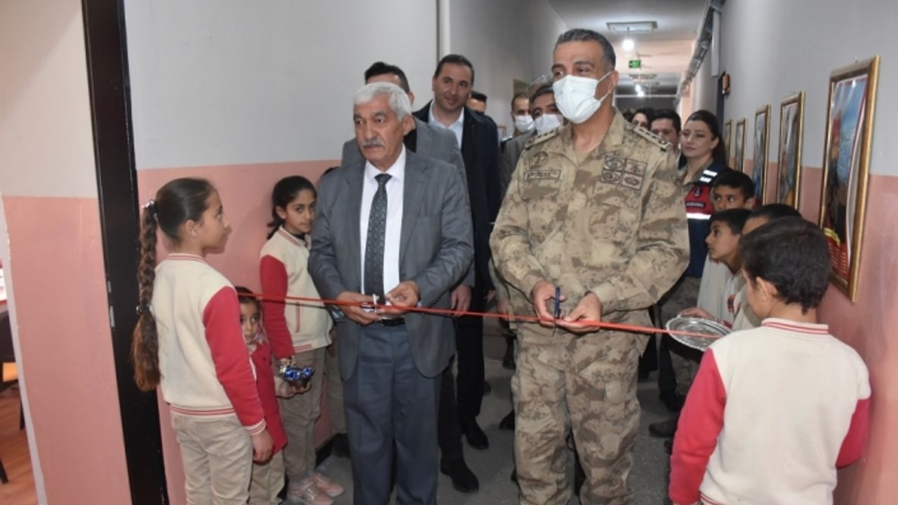 Mehmetçik 23 Nisan dolayısıyla köy okuluna 1500 kitap bağışladı