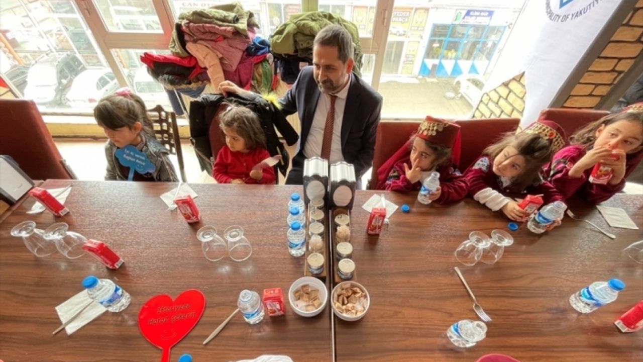 "Tekne orucu" tutan Erzurumlu çocuklara öğlen vakti özel iftar verildi