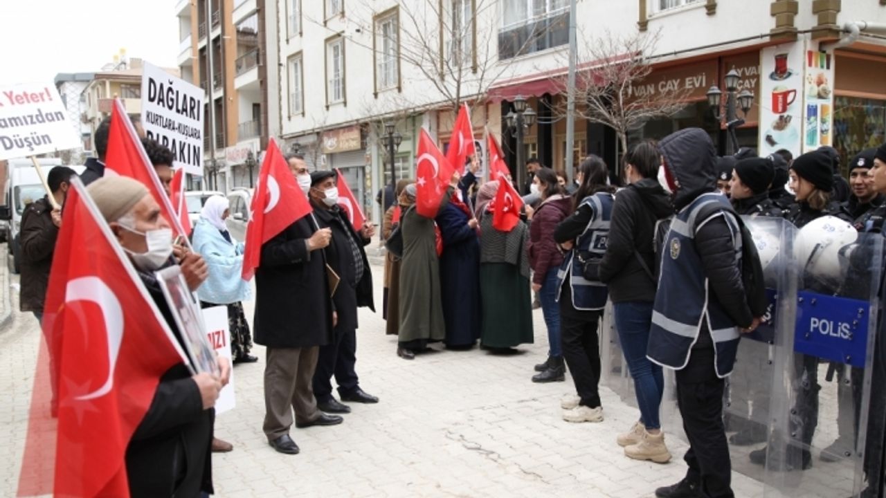 Vanlı aileler HDP İl Başkanlığı önündeki eylemlerini sürdürdü