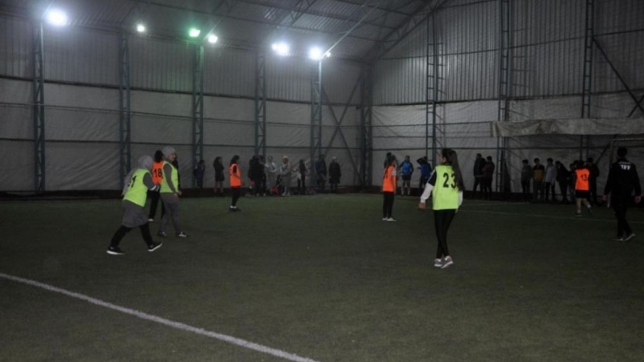 Yüksekova'da kadına yönelik şiddete dikkat çekmek için futbol turnuvası yapıldı