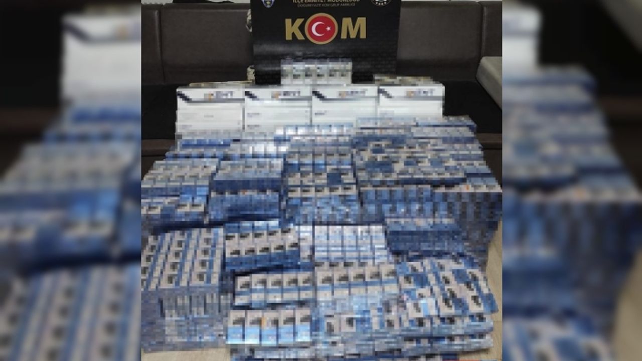 Ağrı'da araçla çay paketleri içinde kaçak sigara taşıyan 2 şüpheli yakalandı