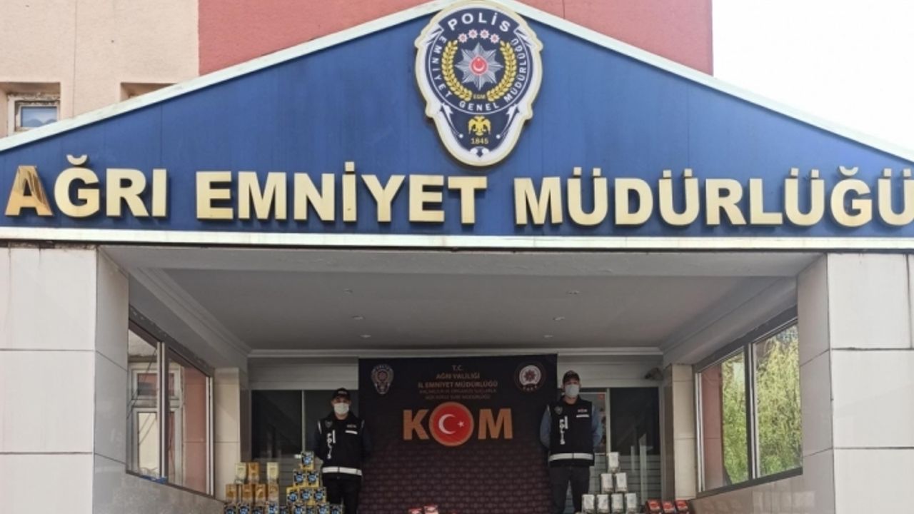 Ağrı'da araçlarında gümrük kaçağı sigara ve şekerleme ele geçirilen 3 kişi yakalandı