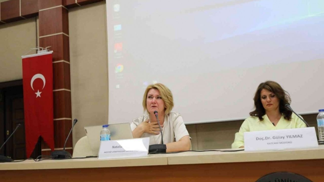 Akdeniz Üniversitesi’nde ’Savaş, Kadın ve Göç Paneli’ ile ’Göçmen Kadın Sanatçılar Resim Sergisi’ düzenlendi