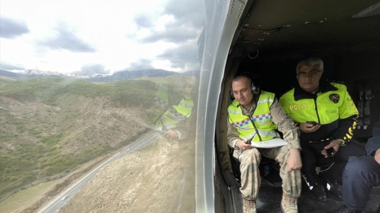 Bingöl'de jandarma ve polisten helikopterli trafik denetimi