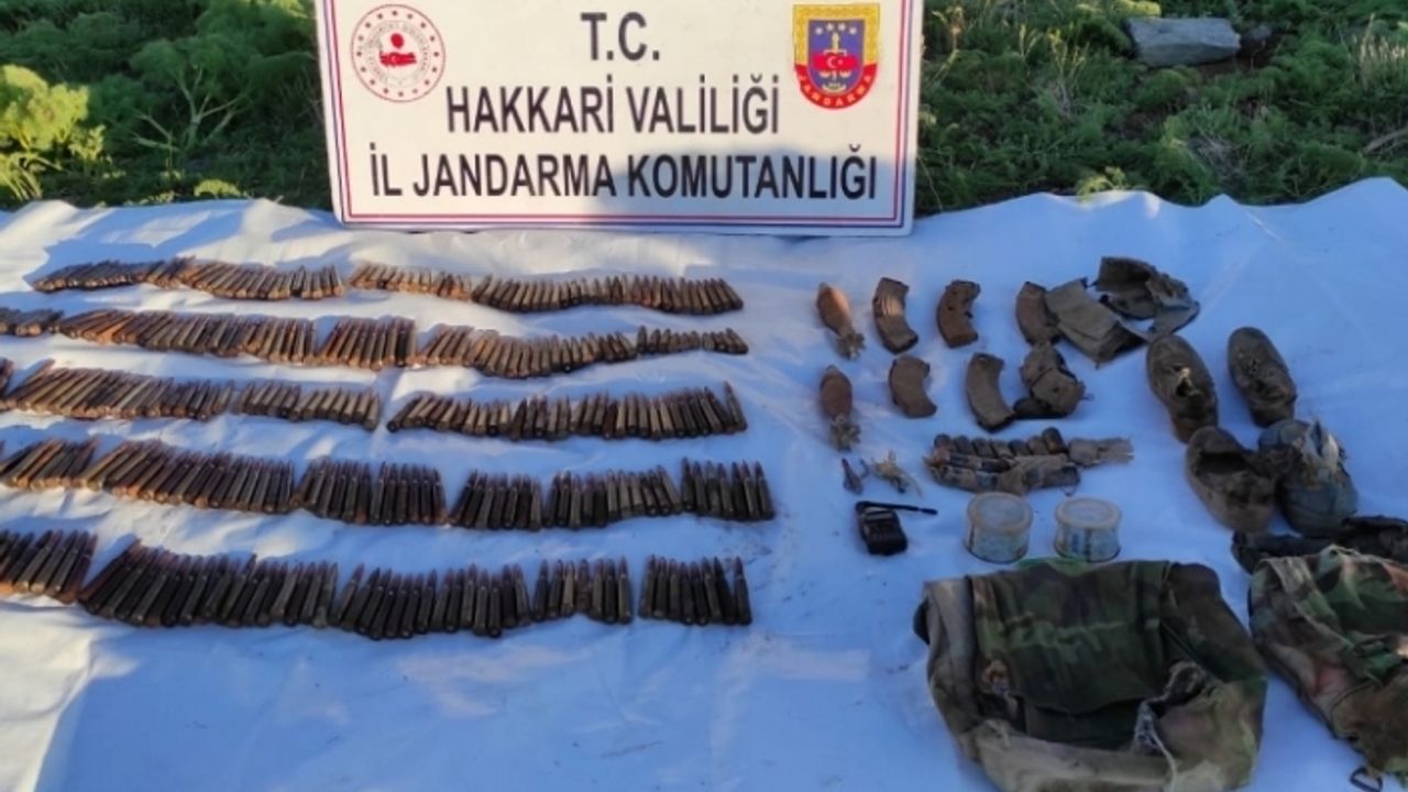 Hakkari'de terör operasyonunda patlayıcı ve mühimmat ele geçirildi