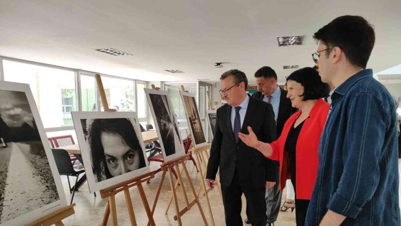 Hekim olacak öğrencilerin fotoğraf sergisi büyük ilgi gördü