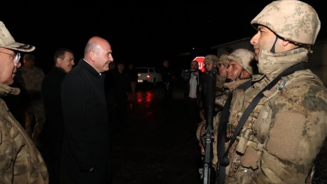 İçişleri Bakanı Süleyman Soylu, Hakkari'de yol kontrol noktalarında incelemelerde bulundu