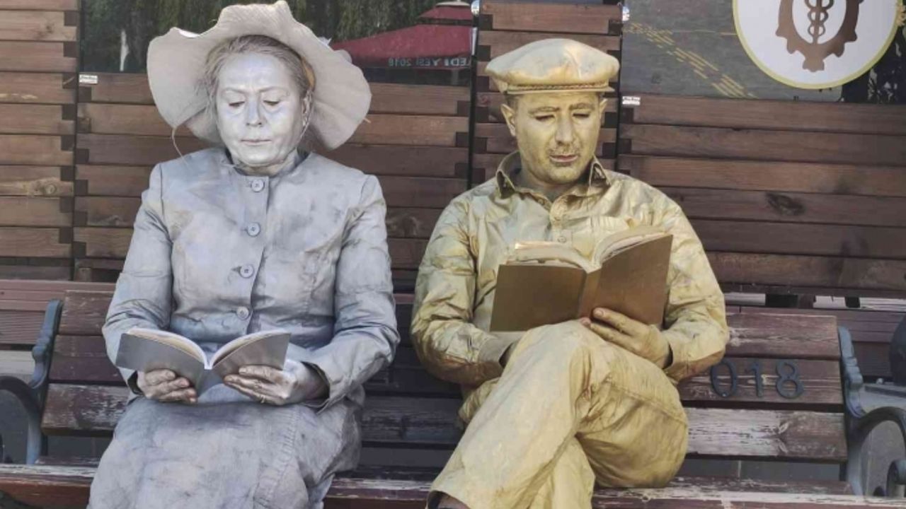 Tunceli’de kitap okumanın önemini anlatmak için canlı heykel performansı sergilendi