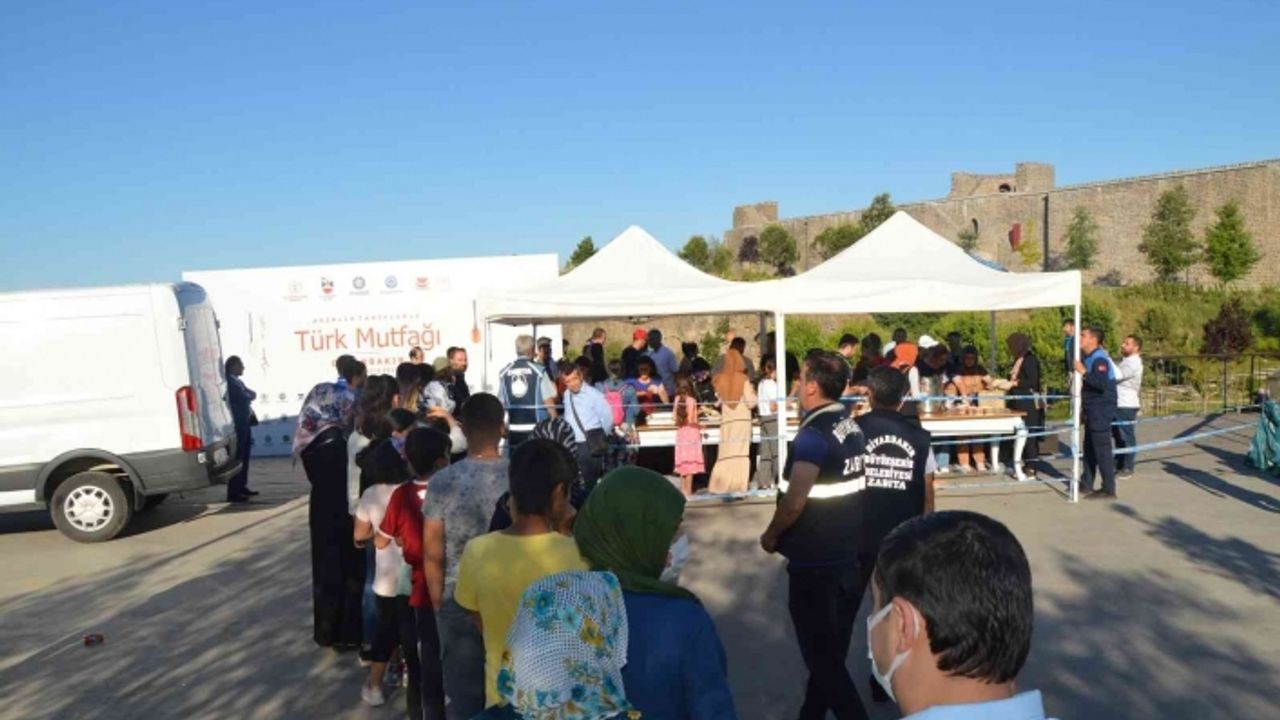 “Türk Mutfağı Haftası’nda vatandaşlara Diyarbakır lezzetleri ikram edildi