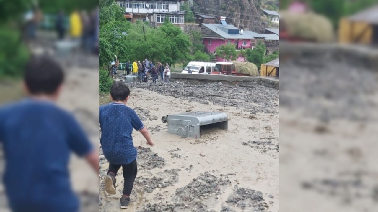 Erzurum'da sağanak yüzünden mahalle yolu kapandı, tarım alanları zarar gördü