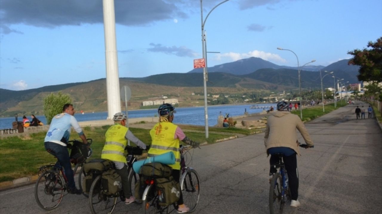Hastalara umut vermek için İzmir'den bisikletle yola çıkan 2 kadın Bitlis'e geldi