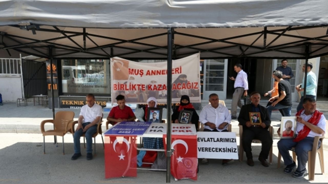 Muş'ta çocukları PKK'lı teröristlerce kaçırılan aileler HDP önündeki eylemlerini sürdürdü