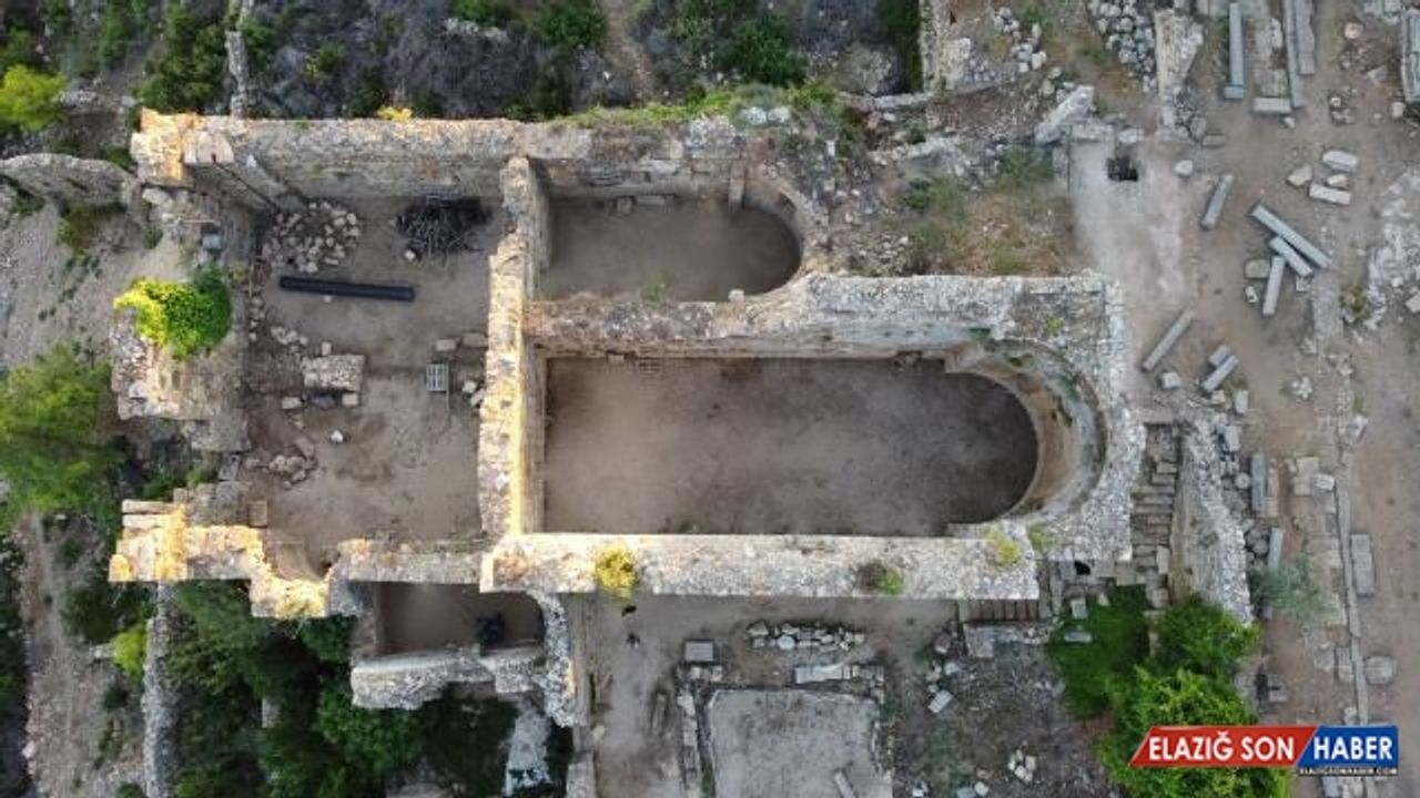 Alanya'da 164 metrekarelik Herakles mozaiği bulundu